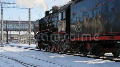 车站的黑色蒸汽<strong>机车摄影</strong>机运动